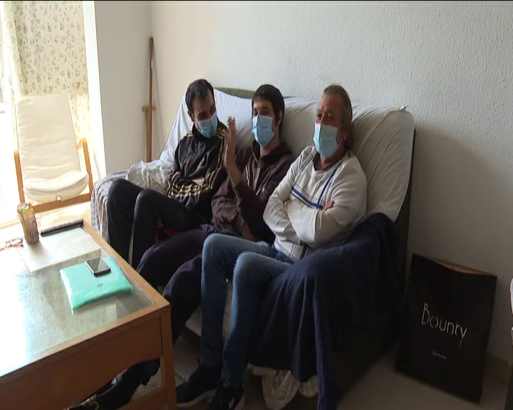 Carlos, Urbano y Cristian tendrán que abandonar este miércoles la vivienda que habitan