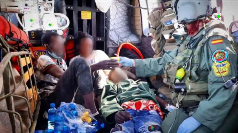 Llega a Los Cristianos la embarcación de Salvamento con los migrantes fallecidos