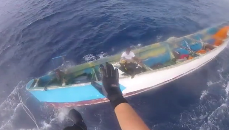 Imágenes inéditas del rescate del cayuco perdido en el océano