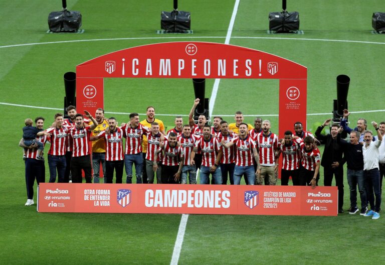 El Atlético de Madrid recibe la copa de campeón de Liga y lo festeja en su estadio