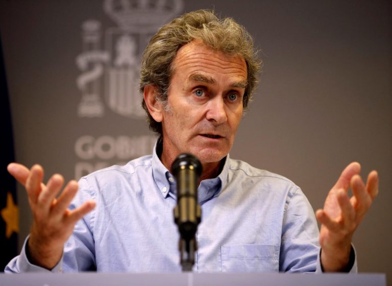 Sanidad ve muy probable poder quitar las mascarillas en exteriores en julio