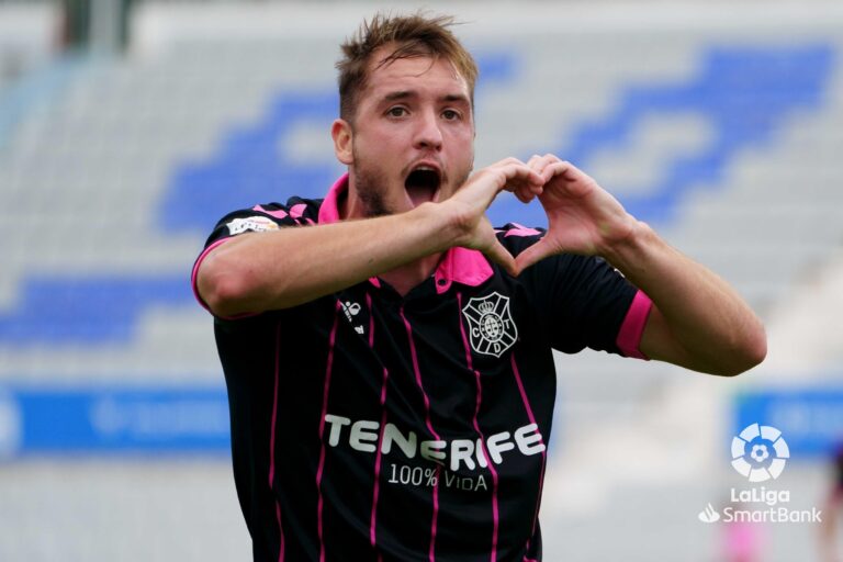 El Tenerife avanza hacia la permanencia y hunde al Sabadell (0-2)