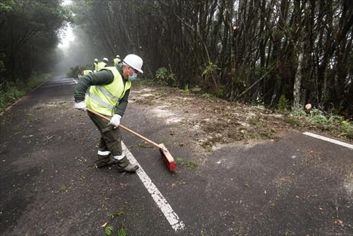 El Cabildo de La Gomera retira material combustible en la GM-2 para prevenir incendios