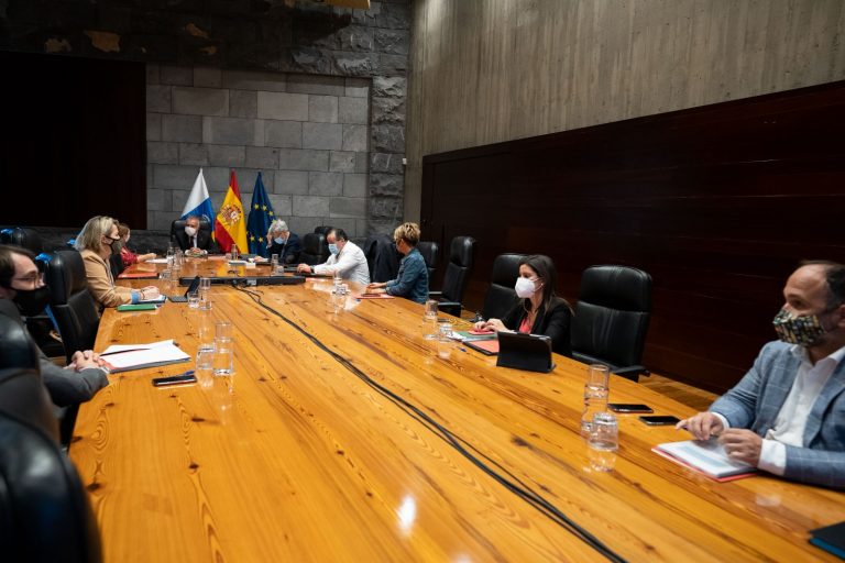 Canarias ampliará el horario de restauración hasta medianoche en las islas en nivel 2