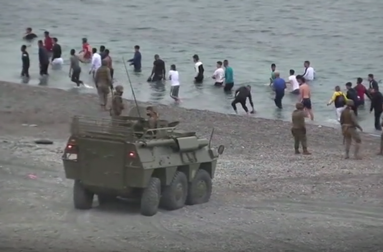 8.000 personas llegan a Ceuta y la mitad de ellas son devueltas