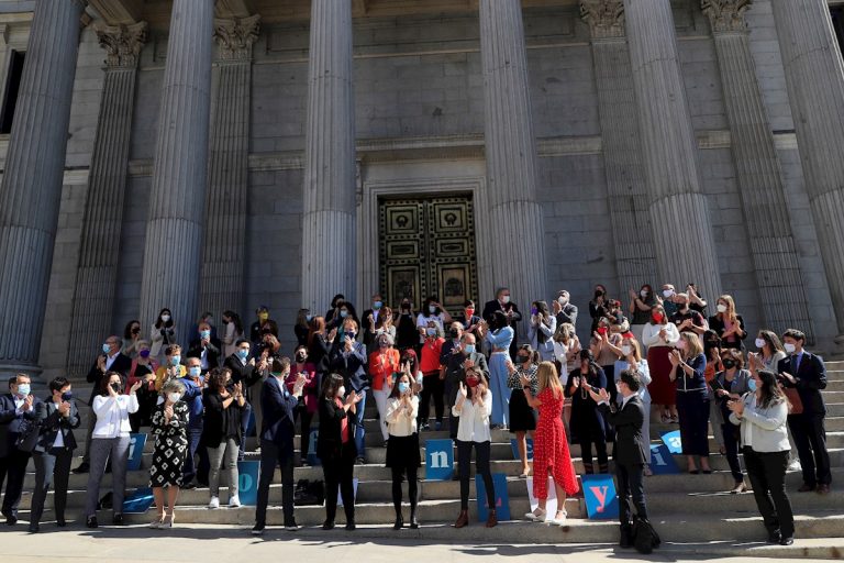 España aprueba una ley pionera que estrecha el cerco al abuso infantil