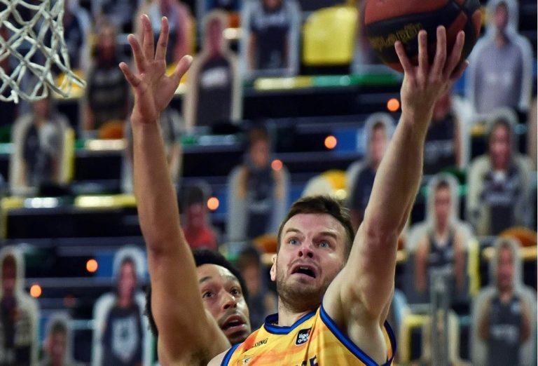 El Granca mantiene vivas sus opciones de playoff (71-92)