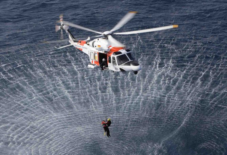 Evacuados 8 de los 36 ocupantes de una patera rescatados por dos helicópteros