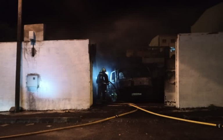 Cinco personas atendidas tras el incendio en un solar de Santa Lucía