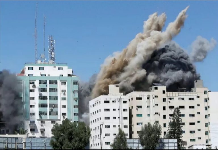Israel bombardea otra torre en Gaza, sede de la agencia AP y de Al Jazeera