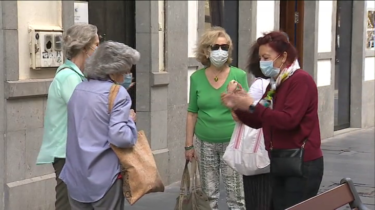 Sanidad considera más cerca la posibilidad de dejar de exigir la mascarilla al aire libre