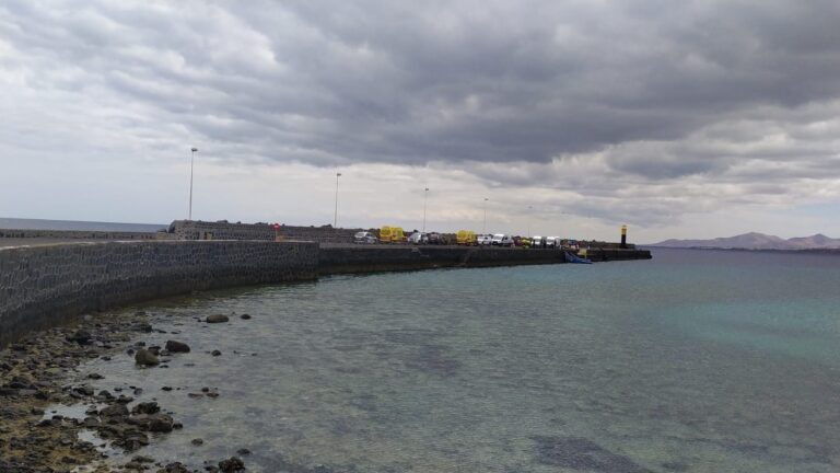 Rescatan a 30 ocupantes de una neumática