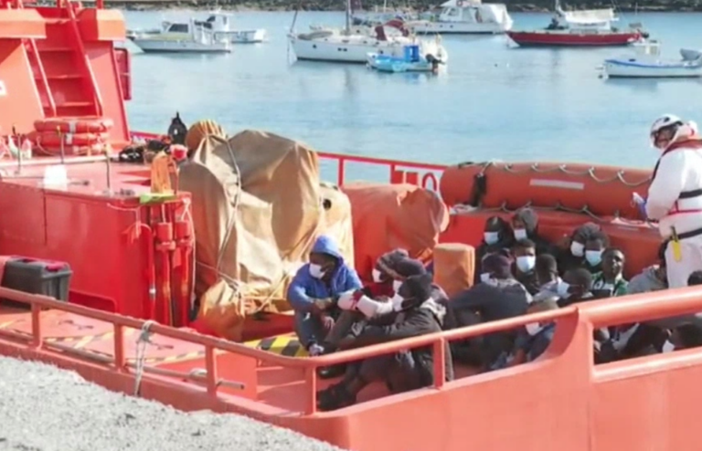 En el último día de abril llegaron a Canarias 263 ocupantes de siete barcazas