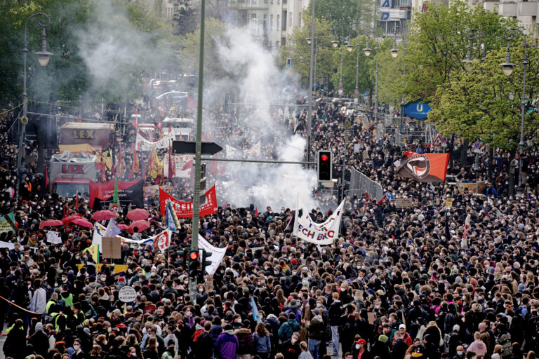 Trabajadores, anticapitalistas y negacionistas de la COVID-19 marchan en Alemania durante el 1 de mayo