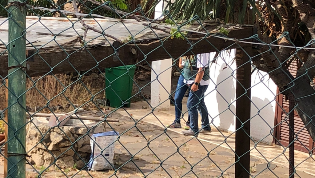 Registro en casa de Tomás Gimeno. Fotograma Televisión Canaria.
