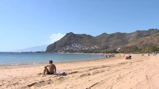 Retiran más de 250 kilos de residuos de la playa de Las Teresitas