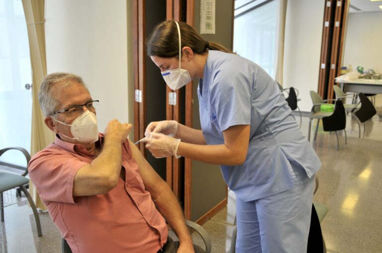 Los canarios nacidos en 1961 pueden pedir cita para vacunarse