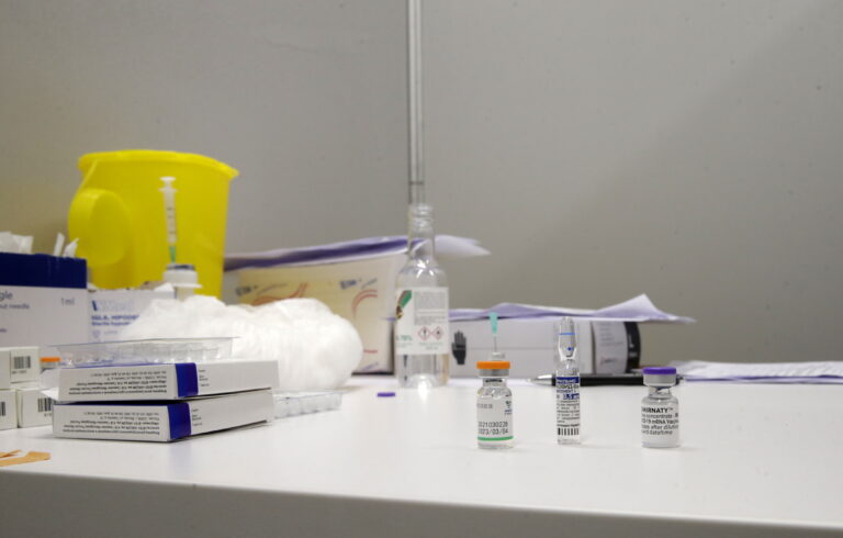 Las vacunas administradas superan los 1.436,2 millones en el mundo, según la Universidad Johns Hopkins