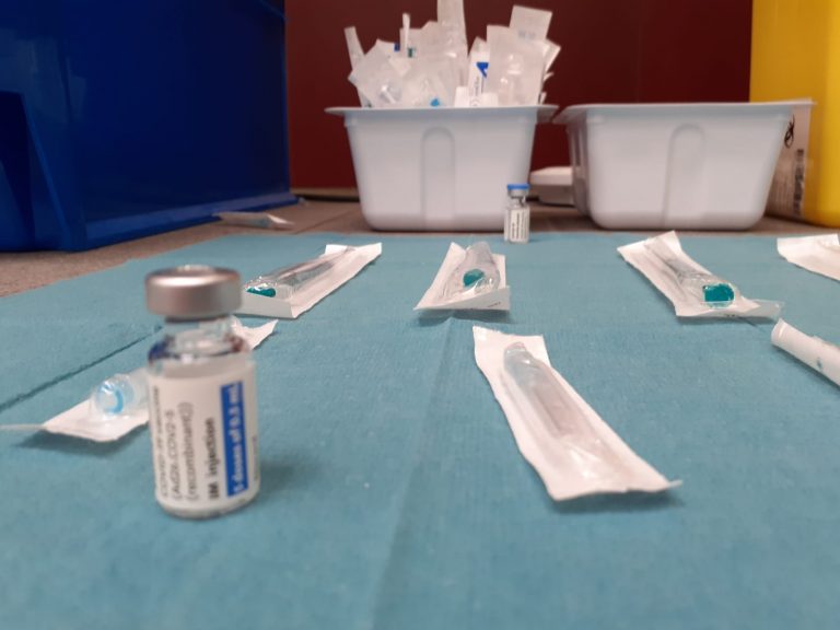 Mezclar Pfizer y AstraZeneca es seguro y aumenta la respuesta inmune