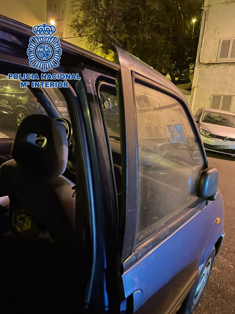 La Policía sorprende a un hombre robando una furgoneta e incumpliendo orden de alejamiento de su pareja