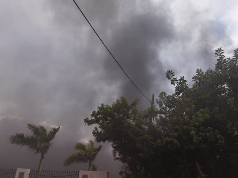 Incendio en una nave industrial en Telde