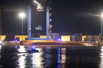 Sigue estable el herido en el accidente del puerto de Castellón mientras continúa la búsqueda del estibador desaparecido
