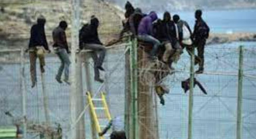 Varias decenas de migrantes subsaharianos saltan la valla de Melilla