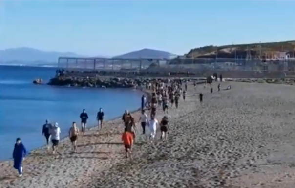 Al menos 6.000 personas llegan a nado a Ceuta en plena tensión con Marruecos