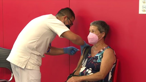 Miles de canarios de más de 60 años acuden a vacunarse en Tenerife y Gran Canaria