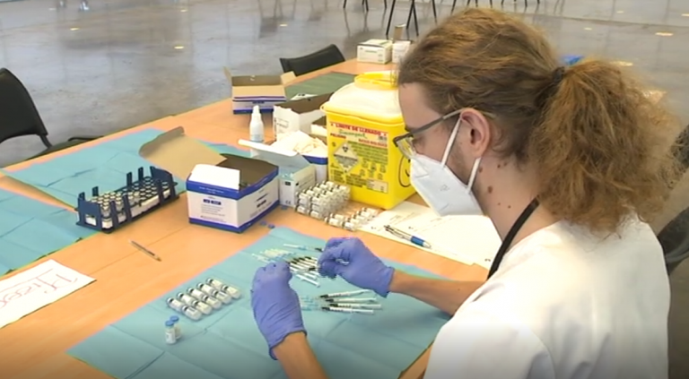 Canarias comienza la vacunación de los menores de 50 años