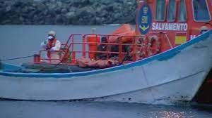 Salvamento sale al rescate de 20 personas a la deriva cerca de Canarias