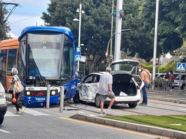 Liberan a cuatro ocupantes de un coche arrollado por el tranvía en Santa Cruz