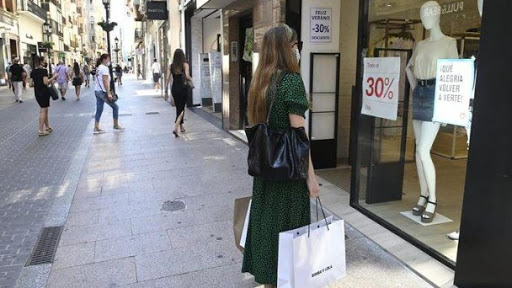 Las ventas del comercio minorista subieron un 36% en abril en Canarias