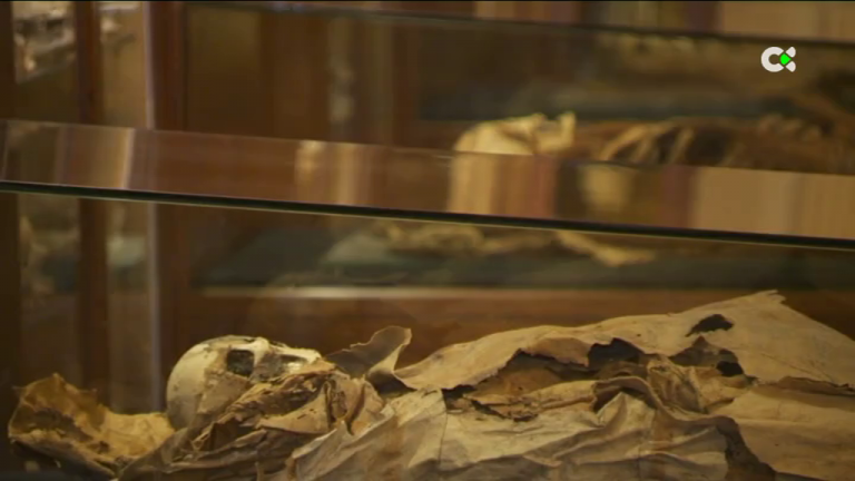 Las momias canarias, enterradas con reliquias óseas