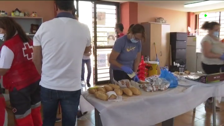 Los vecinos, pendientes de la montaña y el fuego y ayudando en todo lo que pueden