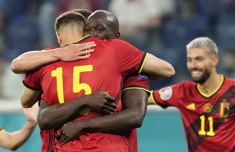 Bélgica arrolla sin despeinarse a Rusia (3-0)