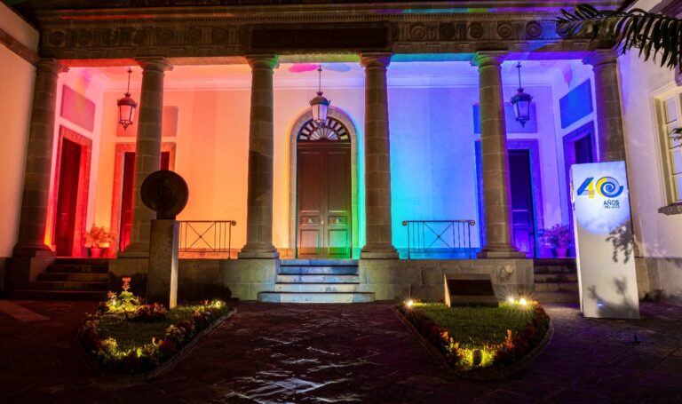 El Parlamento de Canarias se ilumina con los colores del arcoíris