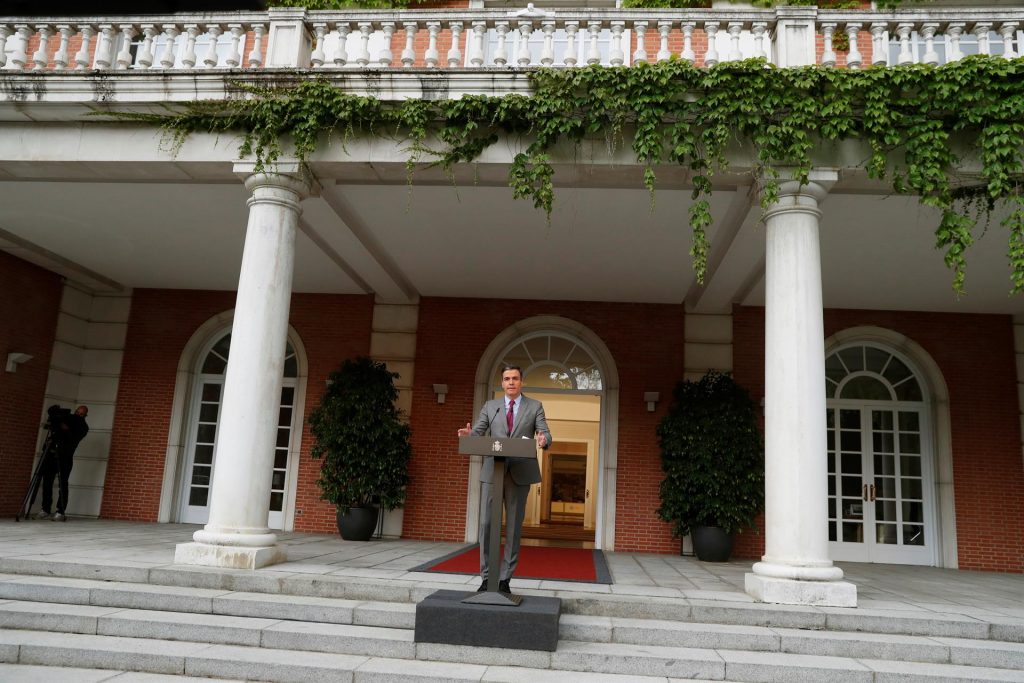 El presidente del Gobierno, Pedro Sánchez, realiza una declaración institucional sin preguntas en el Palacio de la Moncloa este martes para explicar los pormenores de la aprobación de los indultos a los líderes independentistas del "procés" por parte del Consejo de Ministros. EFE/Emilio Naranjo