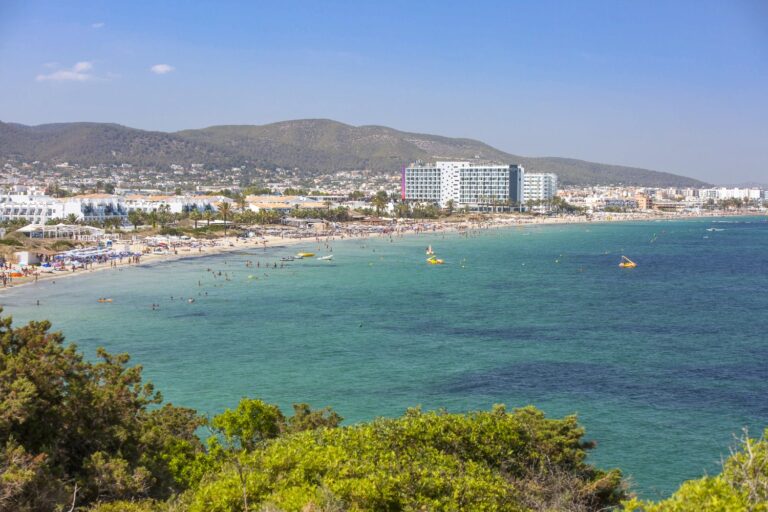 Condena y luto en Ibiza por el asesinato machista de una joven de 21 años