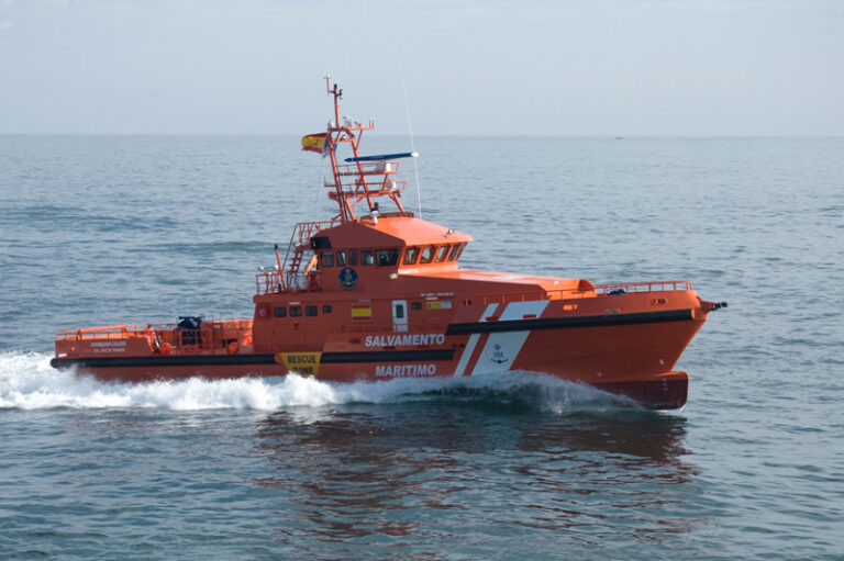 Rescatan a 68 personas, entre ellas diez niños y varias mujeres embarazadas, a bordo de una patera al sur de Gran Canaria