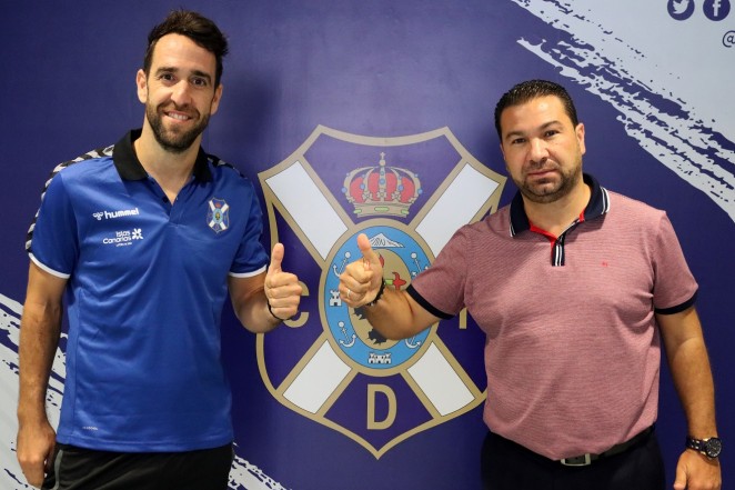 El Tenerife renueva a Carlos Ruiz, que cumplirá su novena temporada