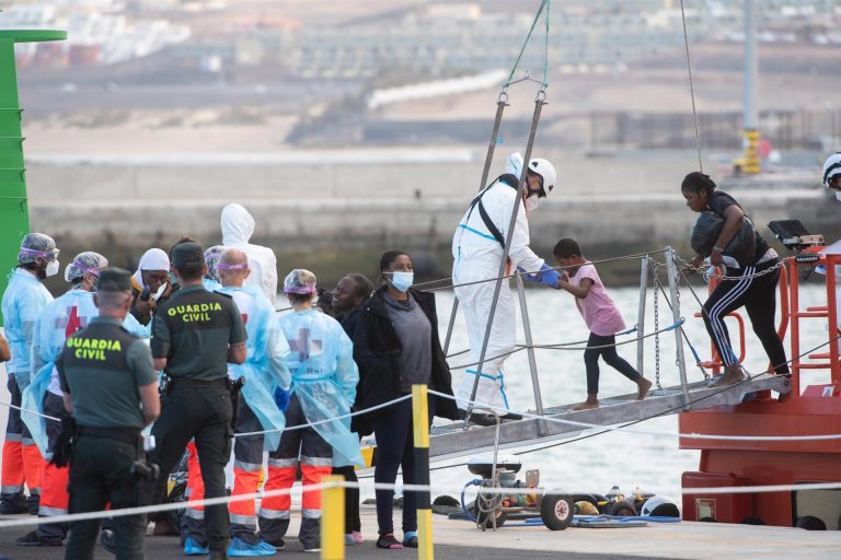 Salvamento rescata a 108 personas llegando a Fuerteventura, entre ellos seis niños