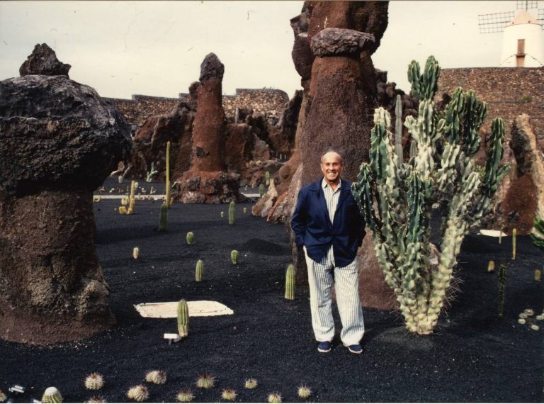Restauran dos murales de César Manrique del paisaje de Lanzarote en su isla