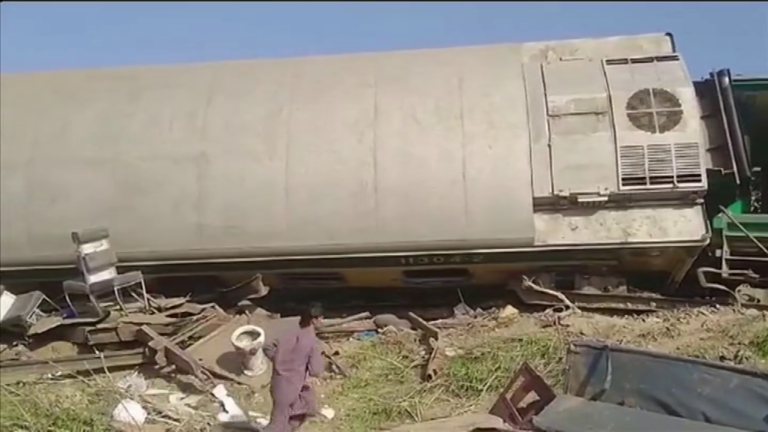 Ascienden a más de 60 los muertos por un accidente de tren en Pakistán