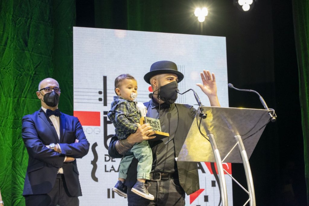  Althay Páez que, con su primer disco, ‘Sostiene Pereira’, se alzó con el premio al Mejor Disco de Músicas de Raíz.