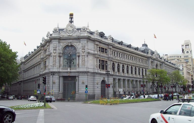 La deuda pública baja a 1,39 billones en abril tras cinco meses de récord