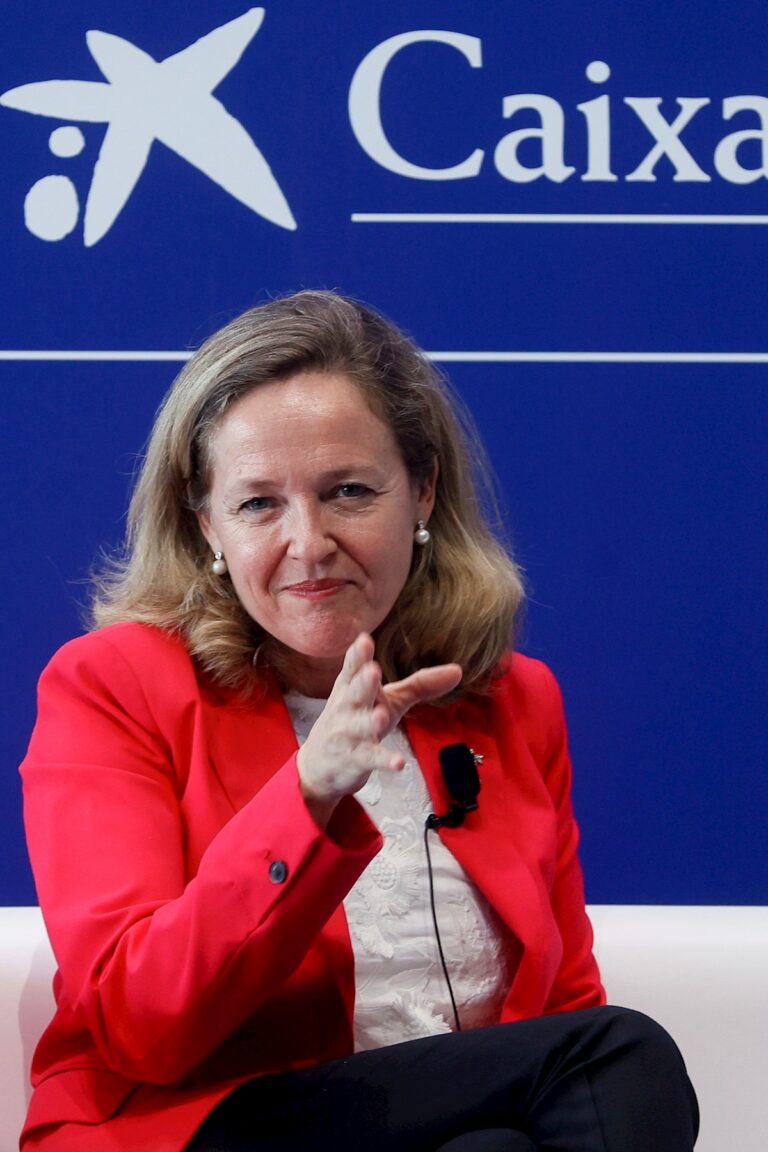 Calviño justifica rebaja impositiva de la luz para no perjudicar a ciudadano