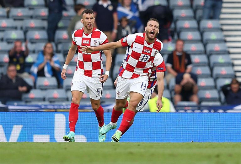 Inglaterra, Croacia y República Checa se colocan en octavos