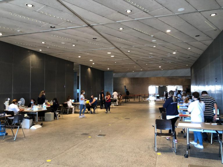 Sanidad distribuye más de 850.000 nuevas dosis de la vacuna de Pfizer