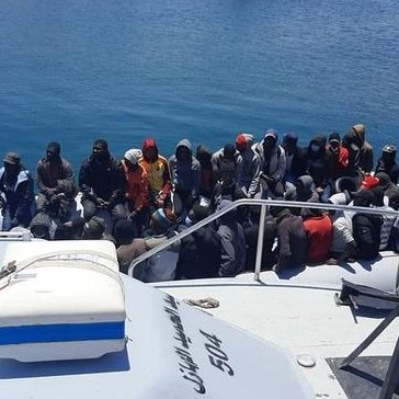 Una patrullera libia intercepta a 60 migrantes abandonados por mafias en el mar